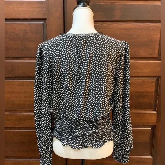 🌺NWT- Juniors black and white top - Picture 2 of 8